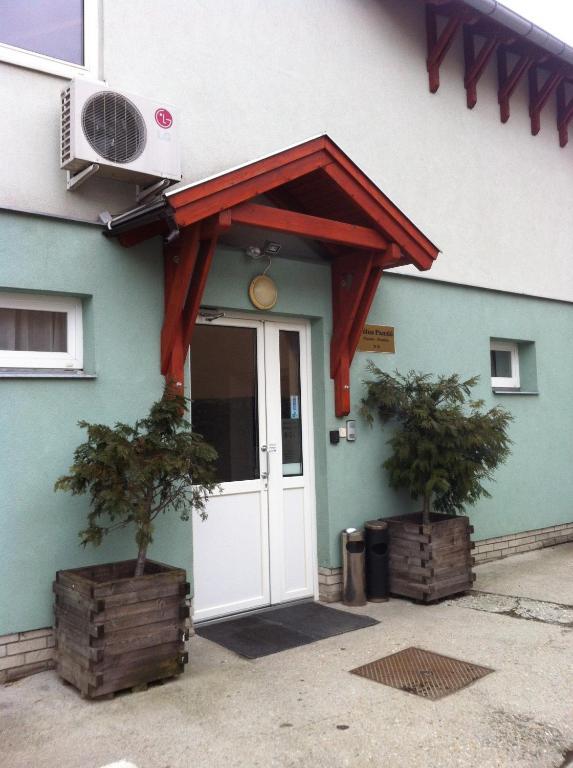 Polus Pension Sopron Extérieur photo