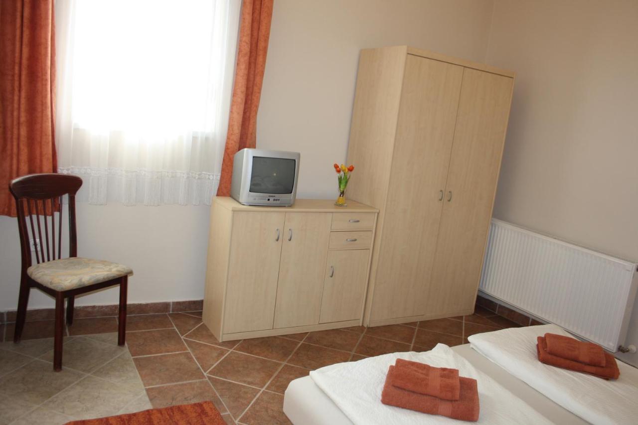 Polus Pension Sopron Extérieur photo