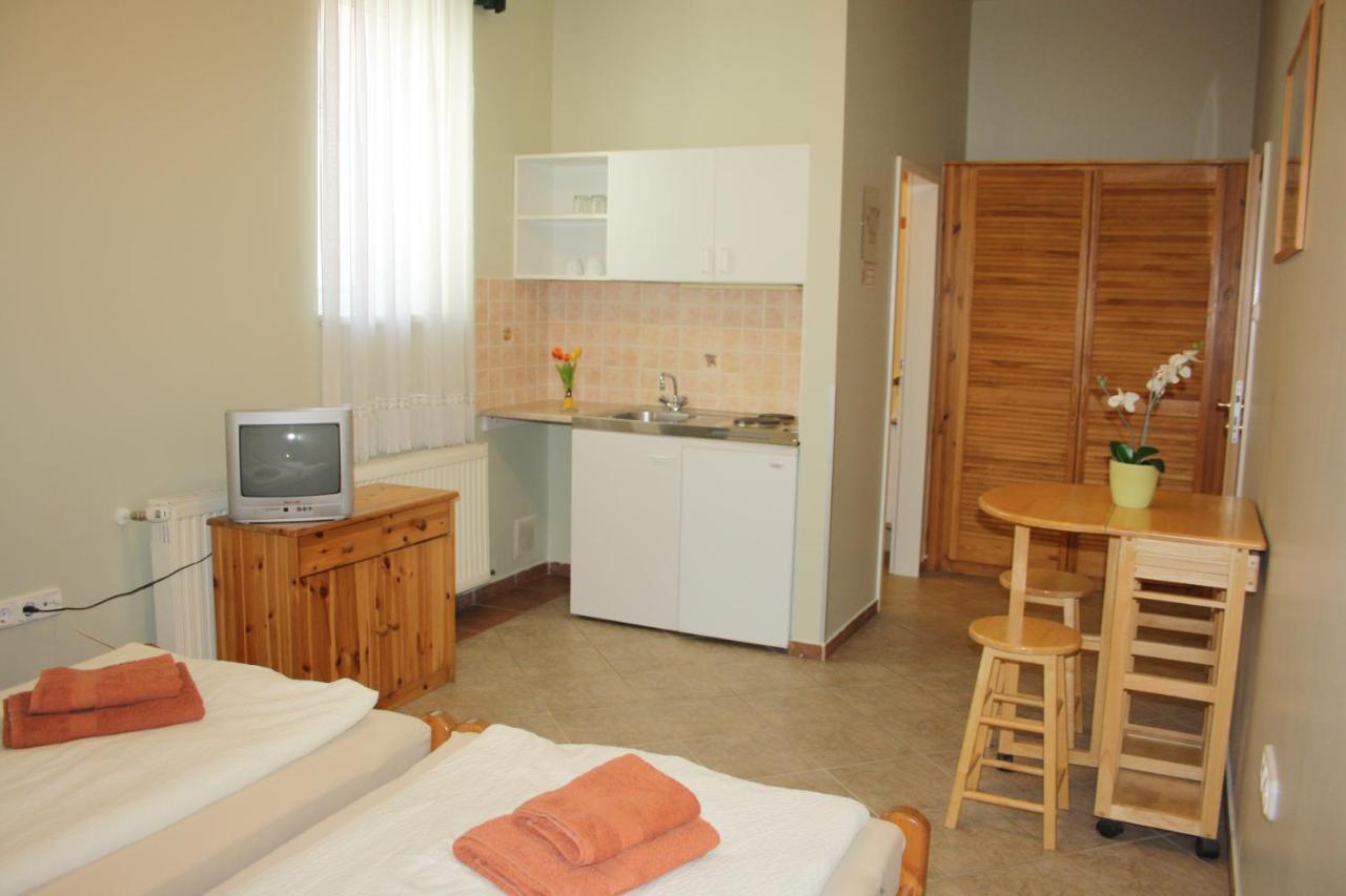 Polus Pension Sopron Extérieur photo