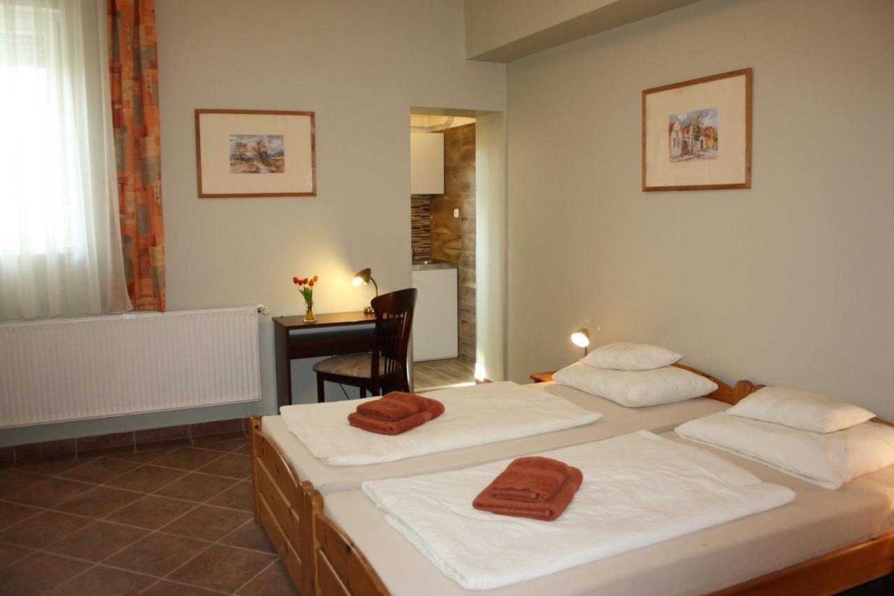Polus Pension Sopron Extérieur photo