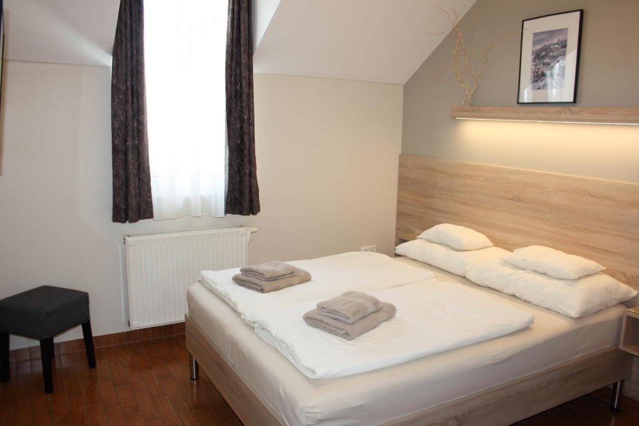 Polus Pension Sopron Extérieur photo