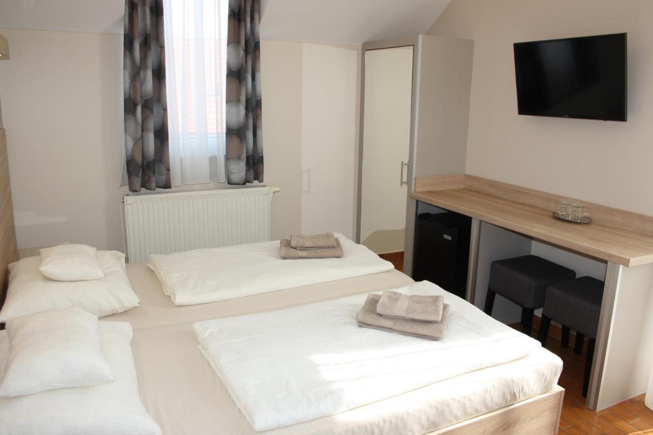 Polus Pension Sopron Extérieur photo