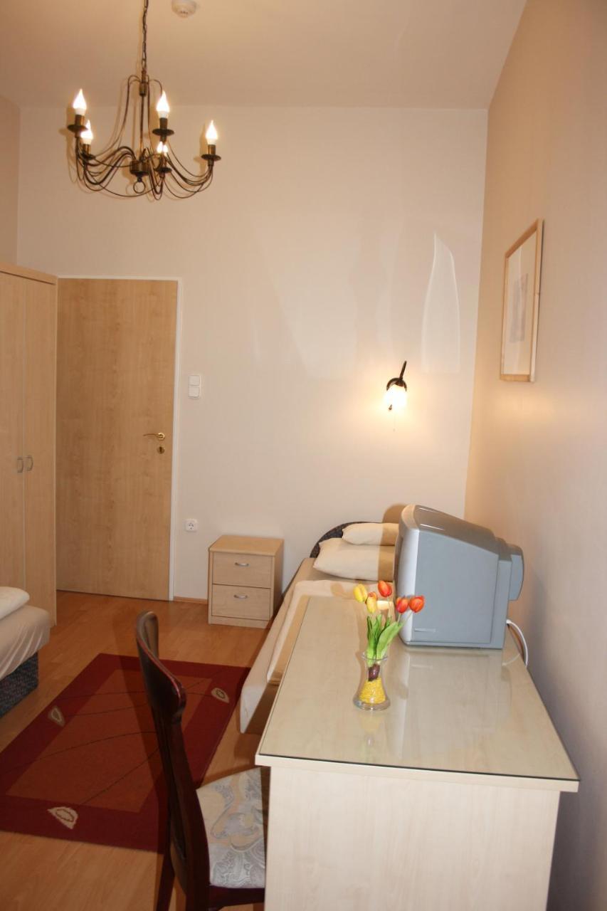 Polus Pension Sopron Extérieur photo
