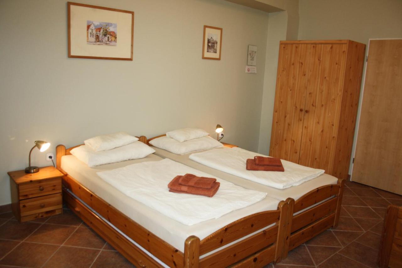 Polus Pension Sopron Extérieur photo