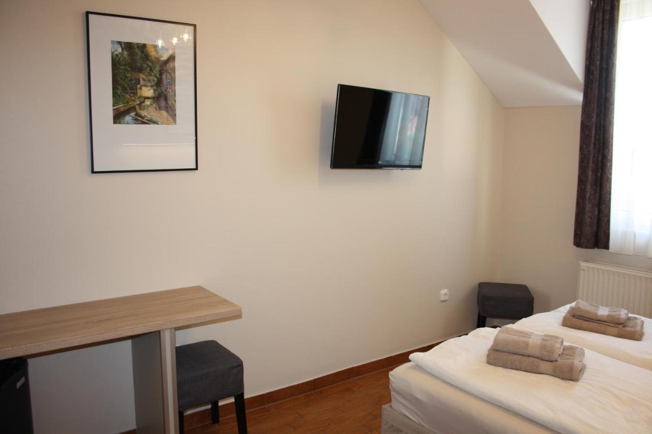 Polus Pension Sopron Extérieur photo