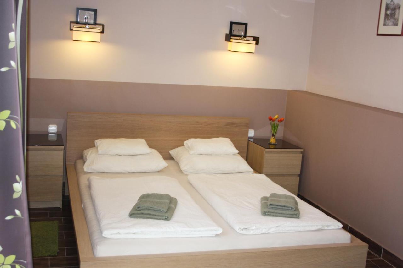Polus Pension Sopron Extérieur photo