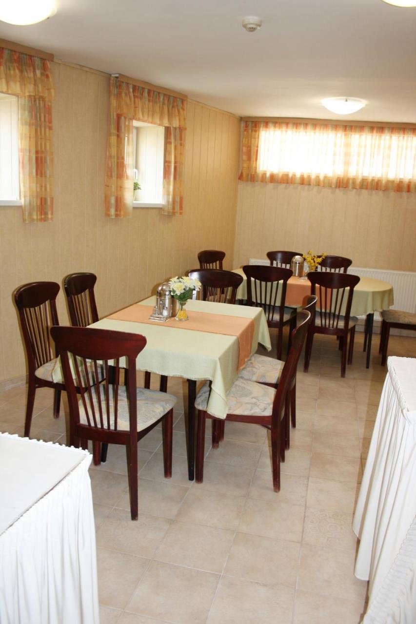 Polus Pension Sopron Extérieur photo