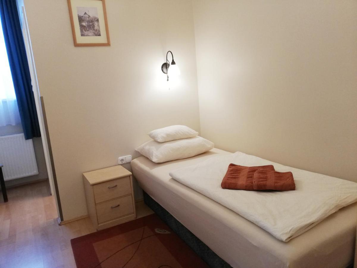 Polus Pension Sopron Extérieur photo