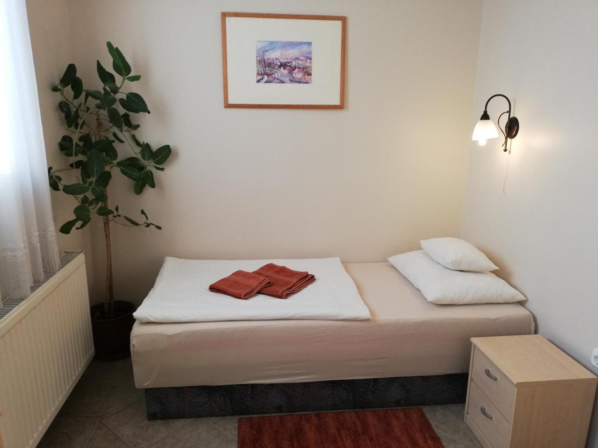 Polus Pension Sopron Extérieur photo