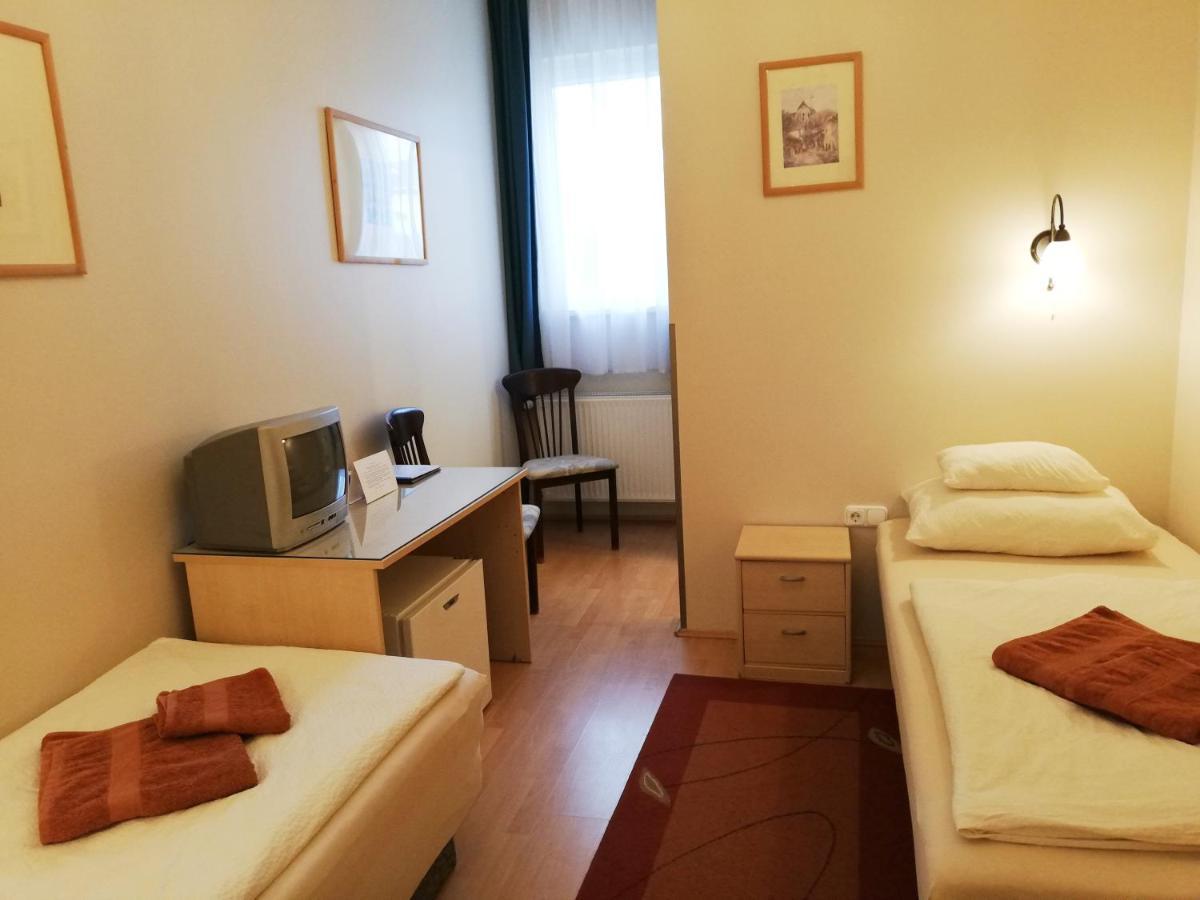 Polus Pension Sopron Extérieur photo
